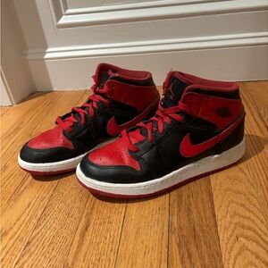 Nike Air Jordan 1 Mid Alternate Bred